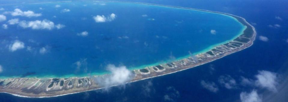 Rangiroa está ubicado en la Polinesia Francesa. Es famoso por ser uno de los atolones (arrecife de coral dentro de una laguna comunicada con el mar) más grandes del planeta (1640 km2 de superficie) y una laguna de 78 km de largo.