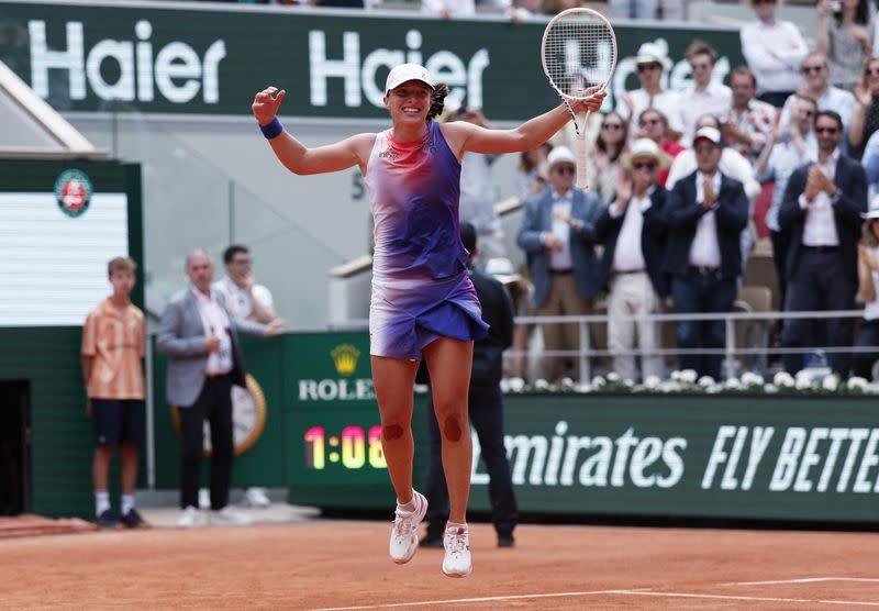 Foto del sábado de la polaca Iga Swiatek celebrando tras ganar la final del Abierto de Francia ante la italiana Jasmine Paolini