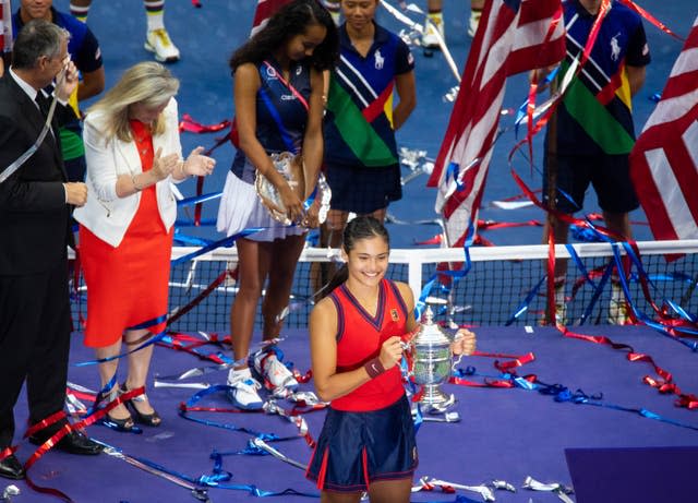 Emma Raducanu poses with the US Open trophy