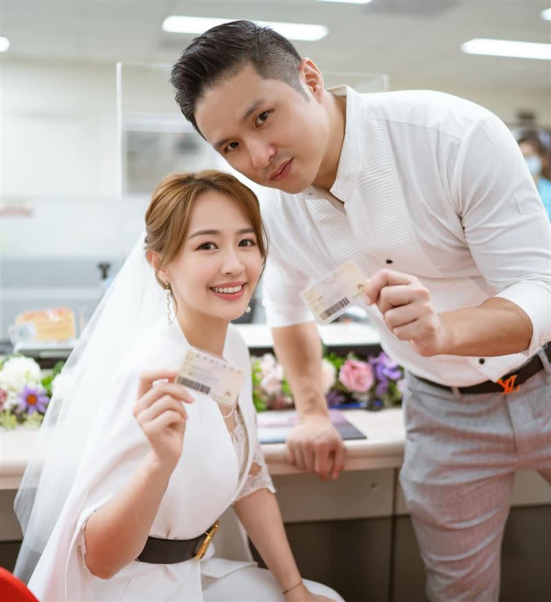 賴薇如與交往6年的圈外男友登記結婚，盼在40歲之前拚出第一胎。（圖／翻攝自賴薇如臉書）