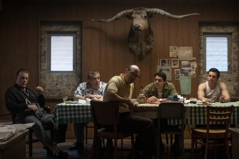 Ray Liotta, de izquierda a derecha, Joey Coco Diaz, Corey Stoll, Samson Moeakiola y Billy Magnussen en una escena de "The Many Saints of Newark" en una imagen proporcionada por Warner Bros. Pictures. (Warner Bros. Pictures via AP)