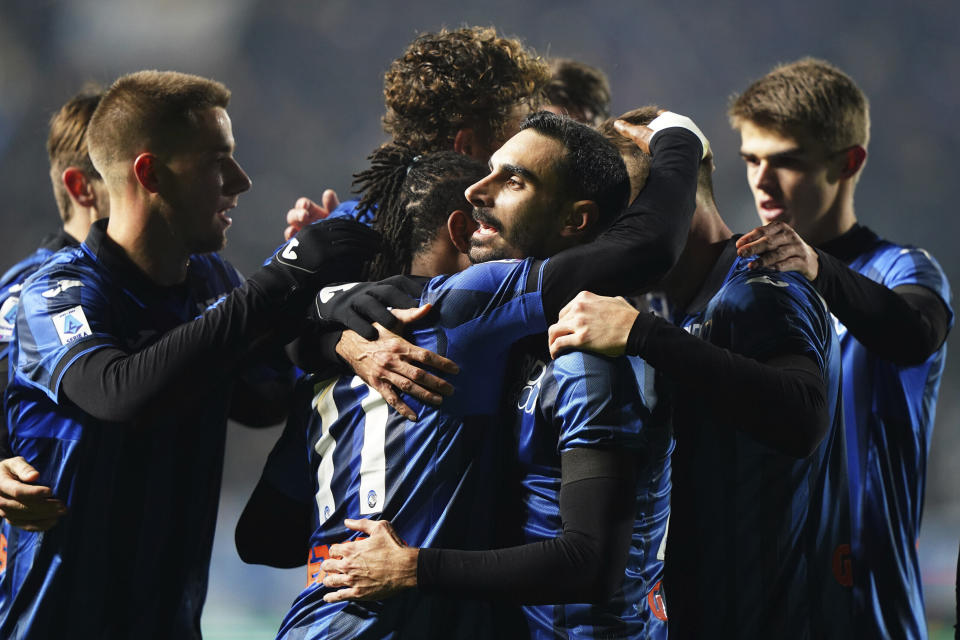 Ademola Lookman del Atalanta celebra tras anotar el primer gol de su equipo en el encuentro ante el AC Milan de la Serie A en el Estadio Gewiss el sábado 9 de diciembre del 2023. (Spada/LaPresse via AP)