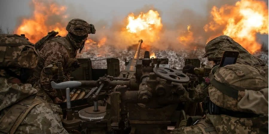 Ukrainian troops fire at enemy positions near Bakhmut, January 15, 2023