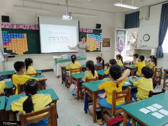 老師運用遠通與靖娟製作之注音版道安數位教材，強化低年級學童道安觀念。（靖娟基金會提供）