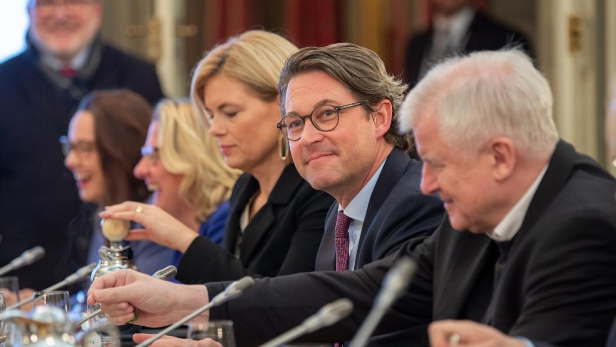 Andreas Scheuer (2.v.r.), Bundesminister für Verkehr und digitale Infrastruktur, bei der Regierungsklausur in Meseberg: «Eine lückenlose Versorgung mit Mobilfunk ist überfällig.»