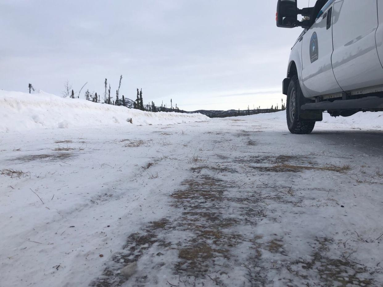 A vehicle on the Mackenzie Valley Winter Road between Norman Wells and Fort Good Hope, N.W.T., on March 7, 2019. This year's season for that winter road and others was pretty normal, the territory says. (John Last/CBC - image credit)