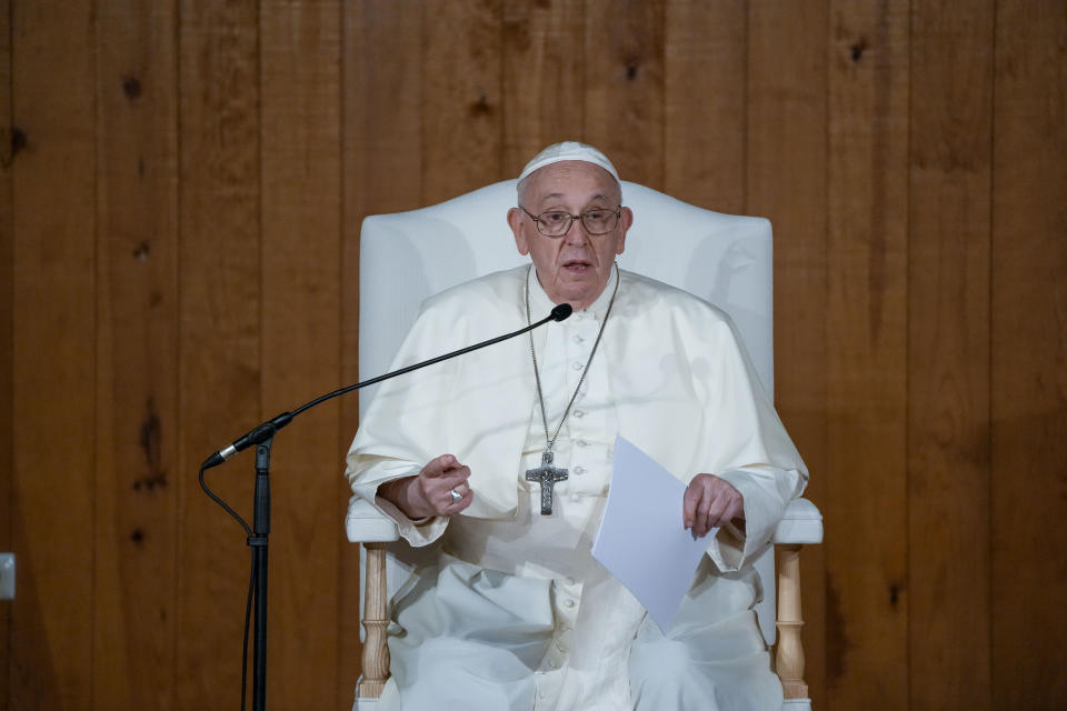 El habla con representantes de algunas asociaciones de ayuda y beneficencia en la parroquia de Serafina, antes de la celebración el domingo de la 37ma Jornada Mundial de la Juventud, en Lisboa, el 4 de agosto de 2023. (AP Foto/Gregorio Borgia)