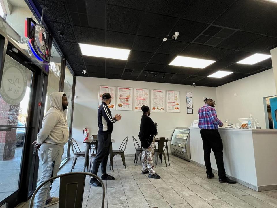 At US Fried Chicken’s Albemarle Road location, a steady stream of customers lines up after 2 p.m. for a late weekday lunch. Heidi Finley /CharlotteFive