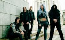 Seit Alissa 2014 das Mikro bei der Band Arch Enemy übernahm, führte die Kanadierin die Melodic-Death-Combo in ungeahnte Charts-Höhen. Alissa White-Gluz ist der beste Beweis dafür, dass auch harter Metal keine reine Männersache mehr ist. Wer den Sound von Arch Enemy nicht kennt, sollte sich nicht vom zarten Äußeren der Sängerin täuschen lassen ... (Bild: Century Media / Katja Kuhl)