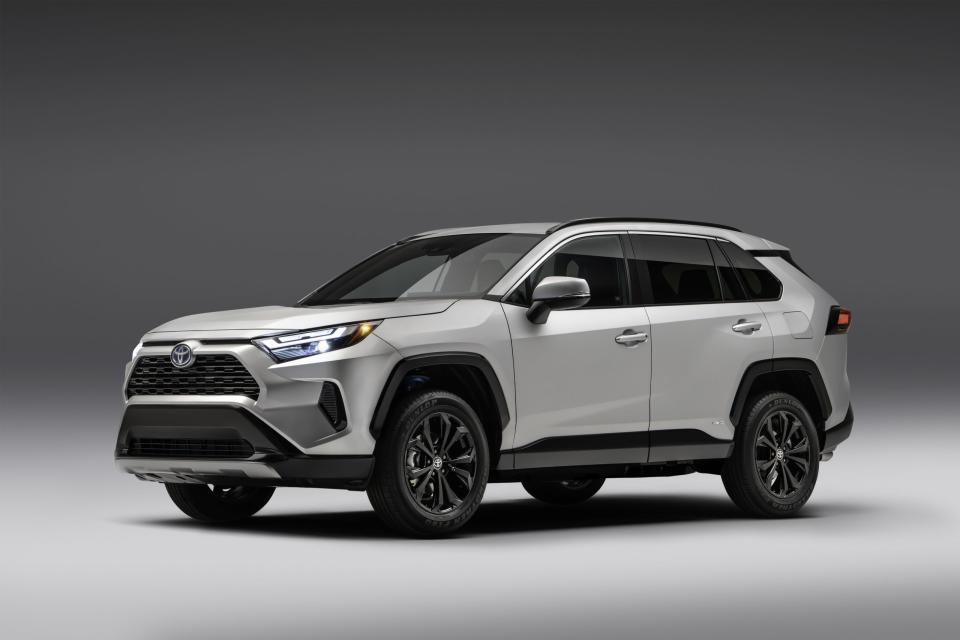 2022_Toyota_RAV4_SE_Hybrid_001-scaled.jpg