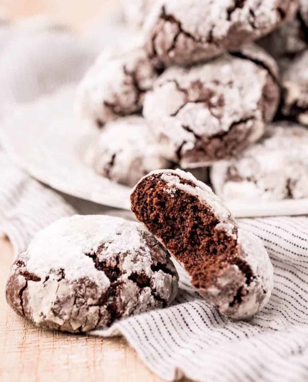 <p><a href="https://www.thecountrycook.net/chocolate-crinkle-cookies/" rel="nofollow noopener" target="_blank" data-ylk="slk:The Country Cook" class="link ">The Country Cook</a></p>