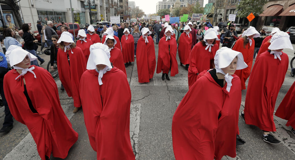 <p>Texas Handmaids lead a women’s march to the Texas State Capitol on the one-year anniversary of President Donald Trump’s inauguration, Saturday, Jan. 20, 2018, in Austin, Texas. (Photo: Eric Gay/AP) </p>