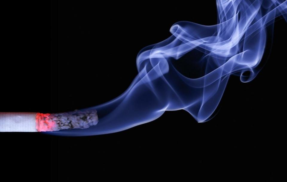 老煙槍不戒菸不戒酒，結果就出事了。（示意圖／Pixabay）