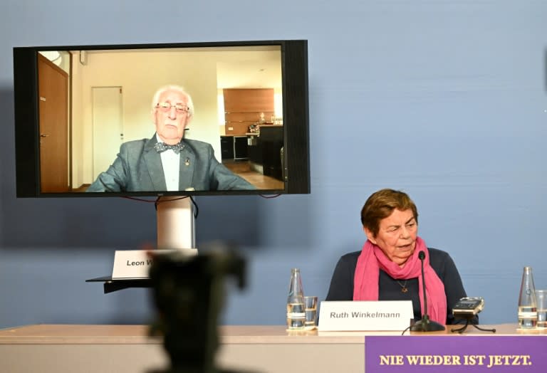 Los supervivientes del Holocausto Leon Weintraub (en la pantalla) y Ruth Winkelmann, en una rueda de prensa en Berlin el 4 de junio de 2024 (Ralf Hirschberger)