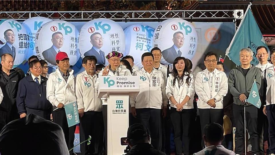 2023跨年夜，民眾黨總統候選人柯文哲赴台東市天后宮廟口開講。（蕭嘉蕙攝）