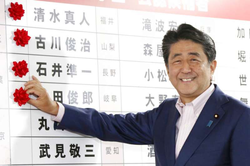 執政聯盟在參院大選中順利過半，安倍晉三心情大好。（美聯社）