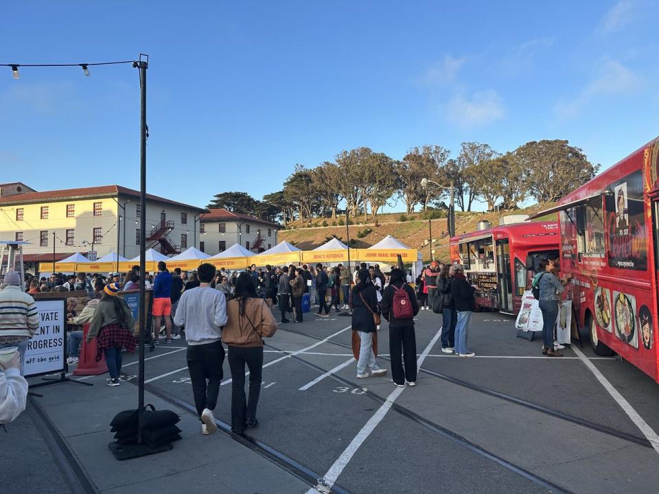 舊金山近海岸區域Fort Mason，海風吹來十分涼爽，2日吸引眾多灣區民眾前來避暑。（記者李怡／攝影）