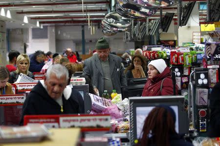 People stand at the checkout line in a supermarket in Jerusalem January 6, 2015. REUTERS/Ronen Zvulun