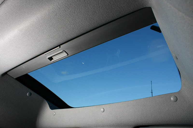因應加高的設計，前方也擁有玻璃車頂幫助採光，惟無法如天窗般隨意開啟。