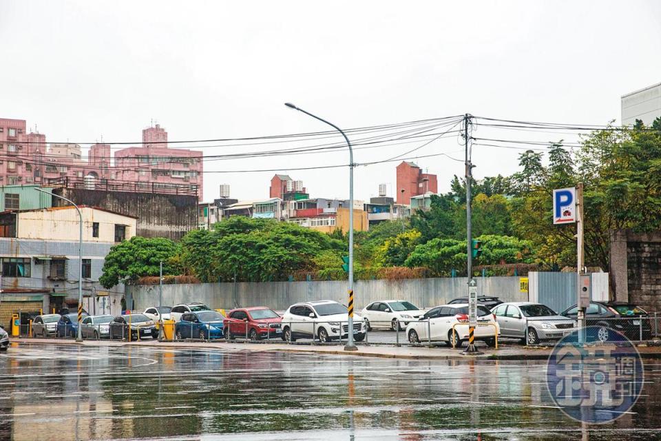 李振育將位於新北市新店區的江陵新村國有眷地，私租給業者經營停車場。