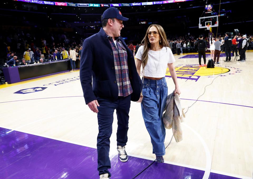 Jennifer Lopez and Ben Affleck Take His Son Samuel to Los Angeles Lakers Game