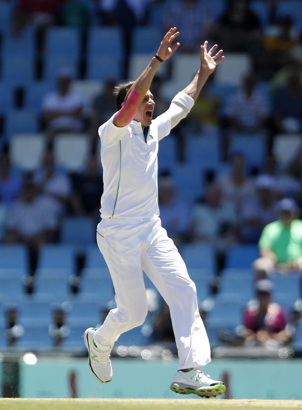 South Africa's Dale Steyn appeals unsuccessfully during the first day of their cricket test match against Australia in Centurion February 12, 2014.