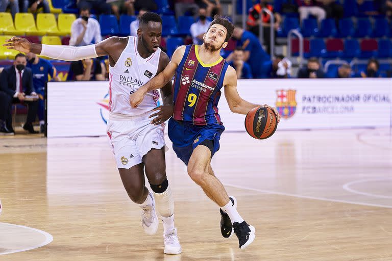 Leandro Bolmaro es marcado por Usman Garuba durante el segundo partido de la final de la Liga ACB; Barcelona volvió a derrotr a Real Madrid y se coronó.