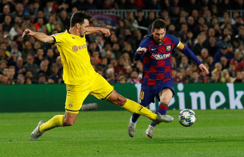 Bis Mats Hummels wieder Messi und Co abgrätschen darf, wird es noch etwas dauern, lieber aber will der Innenverteidiger sowieso einfach mal wieder in ein Café gehen. (Bild: REUTERS/Albert Gea)