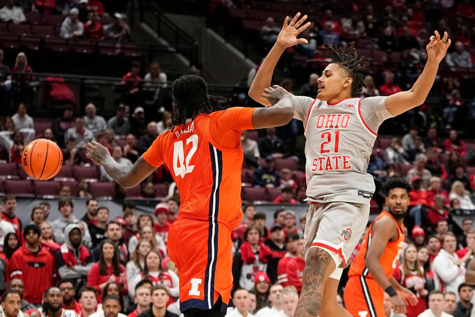 Feb 1, 2024; Columbus, Ohio, USA; Ohio State Buckeyes forward Devin Royal (21) loses the ball while being defended by Illinois Fighting Illini forward Dain Dainja (42) during the second half of the NCAA men’s basketball game at Value City Arena. Ohio State lost 87-75.
