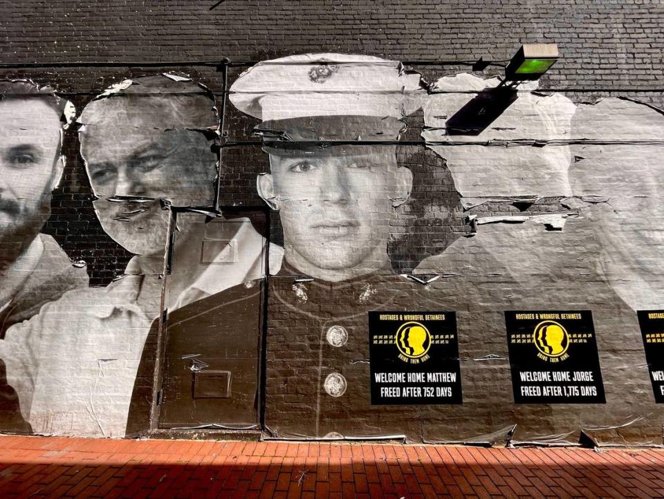 Matthew Heath aparece en un mural de estadounidenses detenidos injustamente en el extranjero, en el vecindario de Georgetown en Washington, D.C.