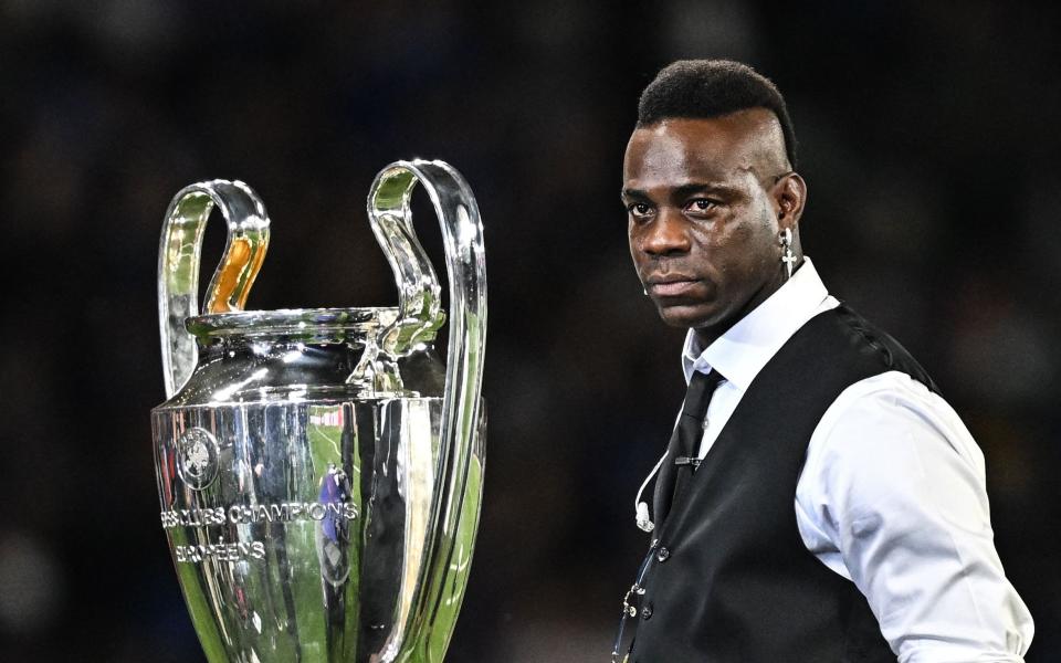 L'ex giocatore dell'Inter Mario Balotelli, che lavora come analista per BT Sport, posa con la Coppa dei Campioni in vista della finale di Champions League tra Inter e Manchester City allo Stadio Olimpico Ataturk di Istanbul, il 10 giugno 2023.