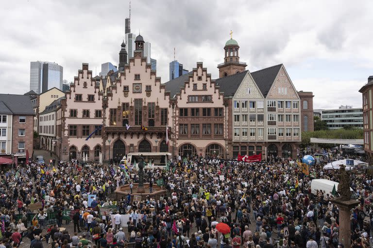 Miles de personas participan en una protesta contra el calentamiento global y el cambio climático en Frankfurt, Alemania, el viernes 24 de septiembre de 2021