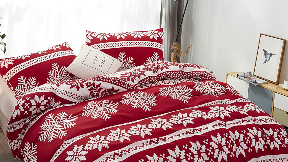 The red hues of Lamejo’s Christmas duvet cover bring holiday cheer.