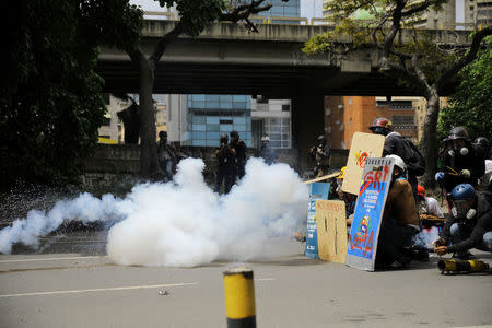 Demonstrators use home-made mortars while clashing with riot security forces during a rally against President Nicolas Maduro in Caracas, Venezuela May 24, 2017. REUTERS/Carlos Barria