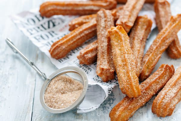 Los churros son un gran idea de postres mexicanos para celebrar las fiestas patrias