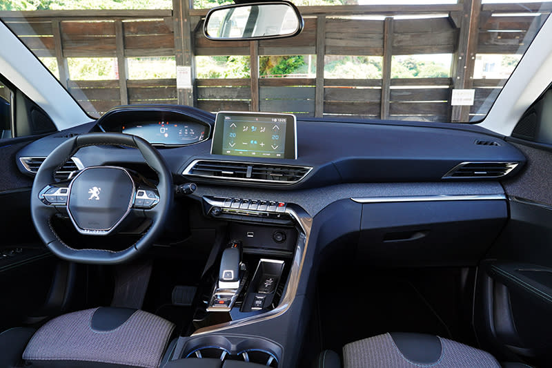 Peugeot新世代的 i-Cockpit® 駕駛導向的科技座艙，首先映入眼簾的是小盤徑附換檔撥桿的方向盤、可自行設定的 12.3 吋全彩數位儀錶 、觸手可及的八吋 HD 中央彩色觸控螢幕，無論設計、質感與便利性都有絕佳表現。