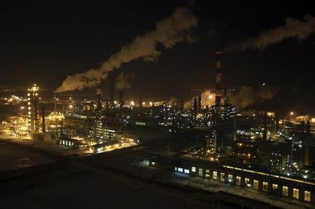 A general view of the Bashneft-Ufaneftekhim oil refinery is seen outside Ufa, Bashkortostan, January 29, 2015. REUTERS/Sergei Karpukhin