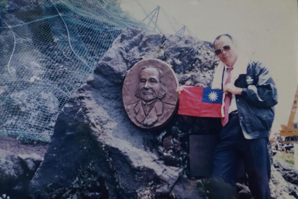 登山必帶國旗，駱桑在富士山留下很多美麗回憶。