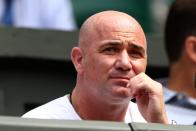 Die früheren Tennis-Profis Andre Agassi und Steffi Graf gelten bis heute als das erfolgreichste Sportler-Ehepaar. Erst lange nach seiner Karriere enthüllte Agassi, dass sein seinerzeit noch fülliges Haupthaar in Wahrheit nur ein Toupet war. "Vor dem Spiel bete ich. Nicht um den Sieg, sondern darum, dass mir das Haarteil nicht vom Kopf fällt" - so erinnerte er sich an die French Open, 1990. (Bild: Michael Steele/Getty Images)