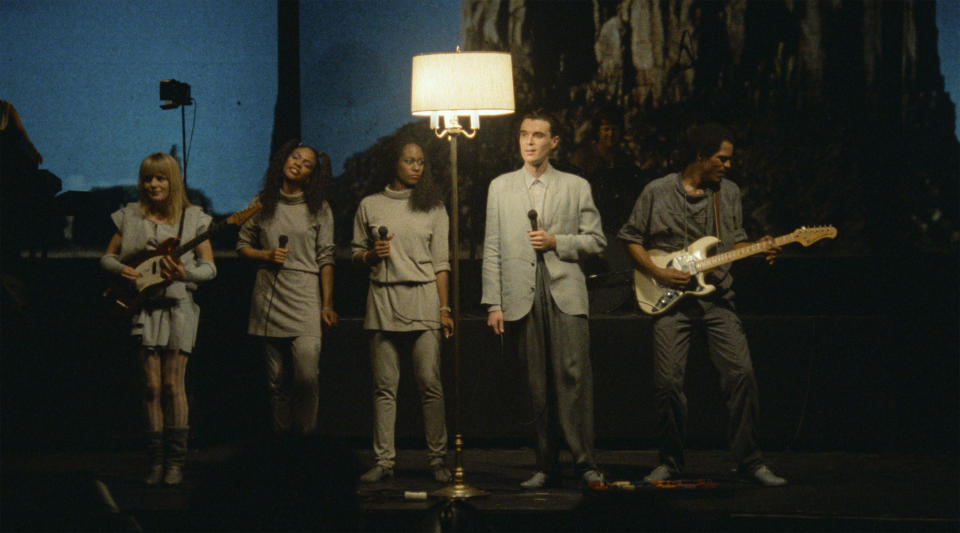 En esta imagen proporcionada por A24, de izquierda a derecha, Tina Weymouth, Ednah Holt, Lynn Mabry, David Byrne y Alex Weir en una escena de "Stop Making Sense". (Jordan Cronenweth/A24 vía AP)