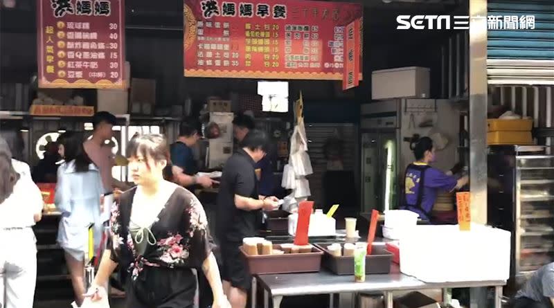 小琉球當地經營30年的早餐店，連假開始以來每天都大排長龍。（圖／翻攝畫面）