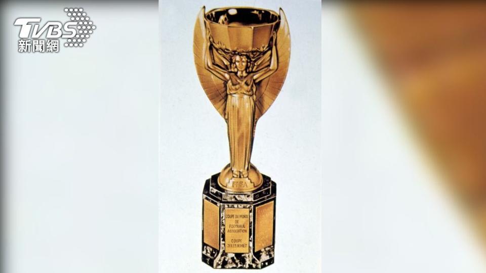 第一座世界盃金盃其實是這個由純銀鍍金打造的「雷米金盃」。（圖／達志影像美聯社）