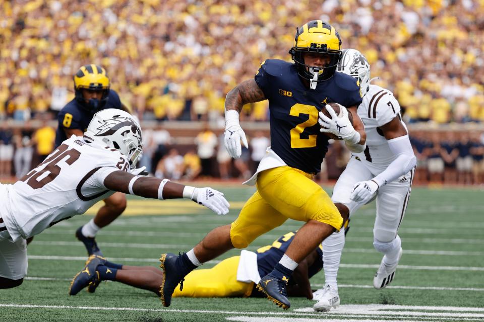 Michigan running back Blake Corum (2) rushes for a touchdown in the first half against Western Michigan during their 2021 game at Michigan Stadium.