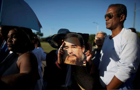 People stand in line to pay tribute to Cuba's late President Fidel Castro in Revolution Square in Havana, Cuba, November 28, 2016. REUTERS/Alexandre Meneghini