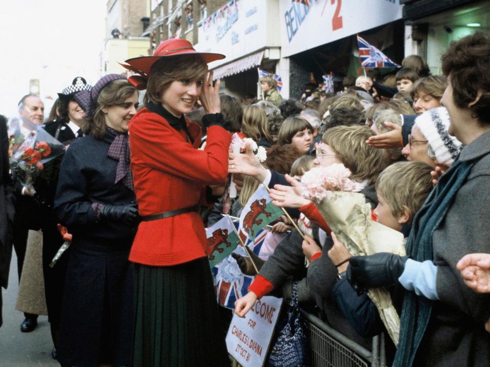 princess diana greeting fans