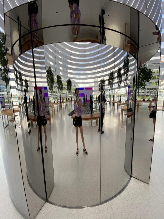 Aug. 28, 2020, Singapore, Republic of Singapore, Asia - View of the new  Apple flagship store on the waterfront in Marina Bay Sands with the  business district skyline in the background. The