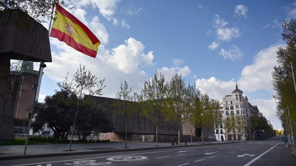 Calle desierta en Madrid.