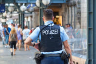 Auch für Polizisten geht die größte Gefahr bei der Ausübung ihres Berufes von Menschen aus. Ihr Einsatz findet oft in gefährlichen Situationen statt, wo sie es auch mit gewaltbereiten Kriminellen zu tun bekommen. (Bild: Getty Images)