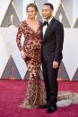 <p>Femme fatale, surtout enceinte ! Décolleté, traine, et imprimés : Chrissy Teigen fait le maximum sur le tapis rouge. Crédit : Getty </p>