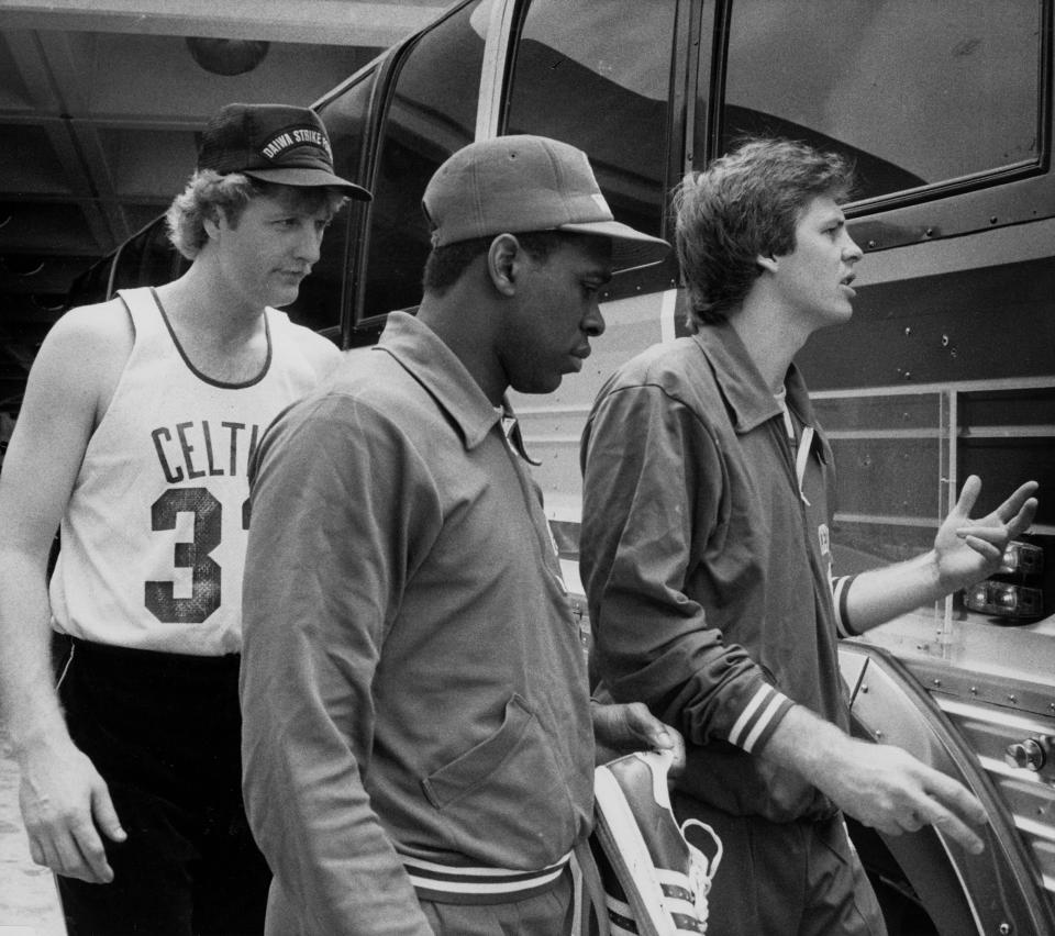 Boston Celtics Larry Bird, left, Quinn Buckner, center, and Danny Ainge board a bus outside the Los Angeles Forum, June 5, 1984, after practicing in preparation for Wednesday’s 4th game in their best-of-seven NBA Championship series against the <a class="link " href="https://sports.yahoo.com/nba/teams/la-lakers/" data-i13n="sec:content-canvas;subsec:anchor_text;elm:context_link" data-ylk="slk:Los Angeles Lakers;sec:content-canvas;subsec:anchor_text;elm:context_link;itc:0">Los Angeles Lakers</a>. (AP Photo/Mark Avery)